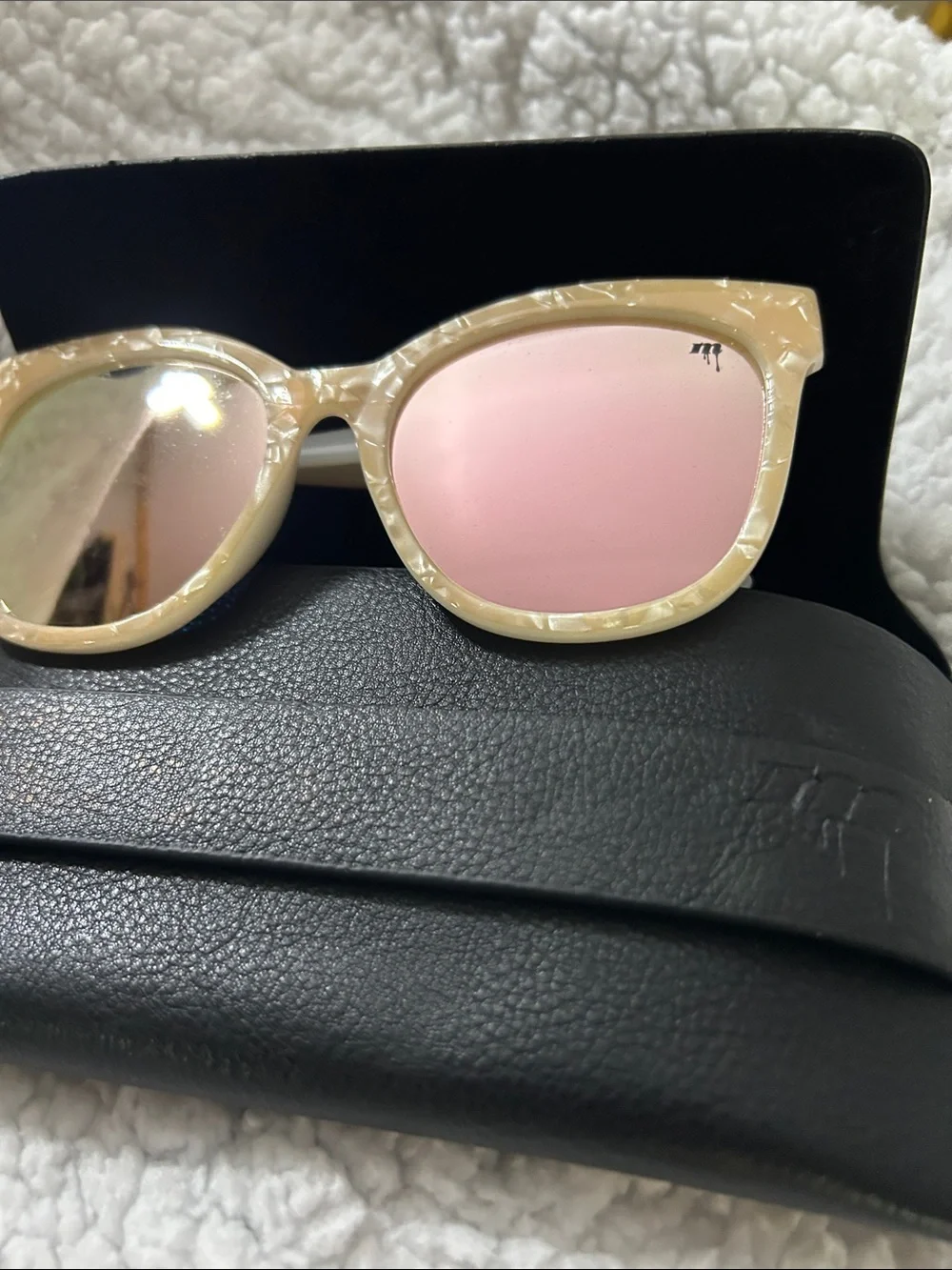 Stylish Cat-Eye Sunglasses in Cream with Pink Mirrored Lenses